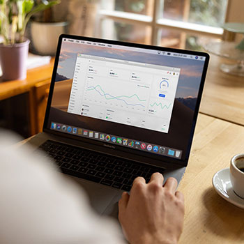 刷完黑料入口这条片段，引来争议之后反而显得更越想越怪，前面都还正常，直到黑料入口出现以后，味道一下就变了